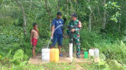 Babinsa Numfor Bersama Masyarakat Perbaiki Sumur Bor di Kampung Serbin