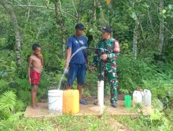 Babinsa Numfor Bersama Masyarakat Perbaiki Sumur Bor di Kampung Serbin