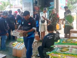 Babinsa Bantu Jaga Ketertiban Operasi Pasar Murah di Numfor Timur