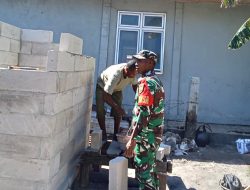 Babinsa Supiori Utara Bantu Warga Kampung Mapia Bangun MCK