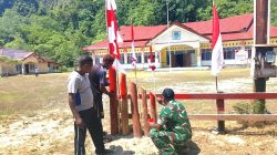 Sambut HUT Ke-81 RI, Babinsa Bersama Warga Hiasi Halaman Kantor Distrik Bondifuar