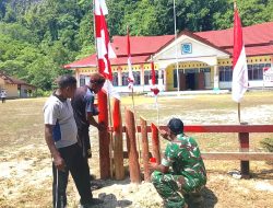 Sambut HUT Ke-81 RI, Babinsa Bersama Warga Hiasi Halaman Kantor Distrik Bondifuar