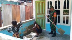 Babinsa Bantu Perbaiki Teras Rumah Warga Kampung Sauyas