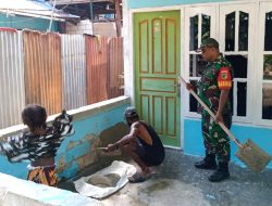 Babinsa Bantu Perbaiki Teras Rumah Warga Kampung Sauyas