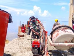 Babinsa Bantu Warga Membangun Kampung Nelayan di Supiori Selatan