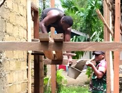 Babinsa Supiori Bantu Pemasangan Batako Rumah Warga