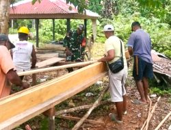 Babinsa Pantau Pembangunan Kampung Nelayan di Kampung Mnuswor