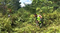 Peduli Lingkungan, Babinsa Bersama Warga Gotong-Royong Bersihkan Fasilitas Umum