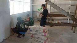 Babinsa Posramil Warsa Ikut Bangun Kios Warga
