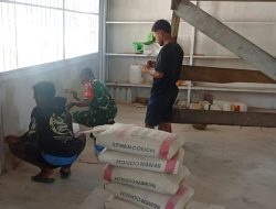 Babinsa Posramil Warsa Ikut Bangun Kios Warga