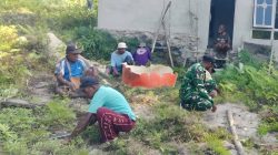 Babinsa dan Warga Bersihkan Halaman Rumah Ketua Jemaat GKI Hewel Mandiri