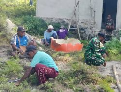 Babinsa dan Warga Bersihkan Halaman Rumah Ketua Jemaat GKI Hewel Mandiri