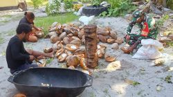 Babinsa Bantu Warga Mencongkel Daging Kelapa untuk Dibuat Kopra