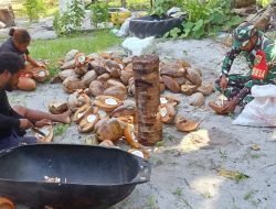 Babinsa Bantu Warga Mencongkel Daging Kelapa untuk Dibuat Kopra