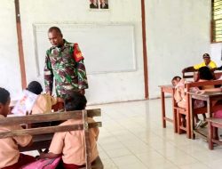 Babinsa Berikan Motivasi dan Wawasan kepada Murid SD Inpres Sarwa