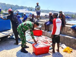 Babinsa Pantau Aktivitas Jual Beli Ikan di Pasar, Imbau Warga Waspadai Perubahan Cuaca