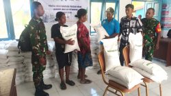 Babinsa Dampingi Penyaluran Bantuan Pangan Beras di Supiori Barat