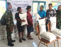 Babinsa Dampingi Penyaluran Bantuan Pangan Beras di Supiori Barat