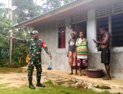 Babinsa Biak Utara Komsos Bersama Warga Kampung Maneru