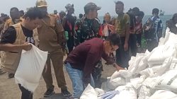 Babinsa Kawal Penyaluran Bantuan Pangan Beras ke Kampung Masyai