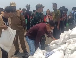 Babinsa Kawal Penyaluran Bantuan Pangan Beras ke Kampung Masyai