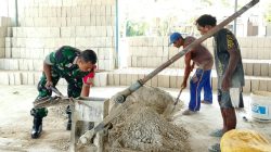 Babinsa Biak Timur Bantu Warga Cetak Batu Tela di Kampung Bindusi