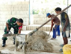 Babinsa Biak Timur Bantu Warga Cetak Batu Tela di Kampung Bindusi