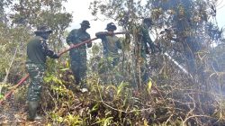 Kodim 1708/BN Bersama Tim Gabungan Padamkan Kebakaran Hutan di Kampung Mandouw