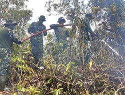 Kodim 1708/BN Bersama Tim Gabungan Padamkan Kebakaran Hutan di Kampung Mandouw