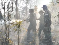Tim Gabungan Kodim 1708/BN Berjibaku Padamkan Kebakaran Hutan di Biak