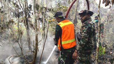 Gerak Cepat Kodim 1708/BN Padamkan Kebakaran Hutan di Maryendi