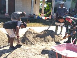 Babinsa Biak Kota Karya Bakti Bantu Pembangunan Rumah Warga