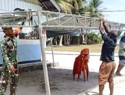Babinsa Supiori Utara Bantu Warga Pasang Tenda di Kampung Mapia