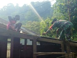 Babinsa Supiori Utara Bantu Warga Perbaiki Atap Rumah yang Rusak Diterpa Angin