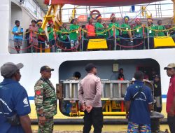 Babinsa Numfor Bantu Pengamanan Rombongan Wisata Rohani Jemaat Wowna