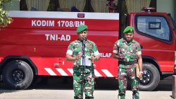 Dandim 1708/BN berikan Piagam Penghargaan kepada Tim Karhutla