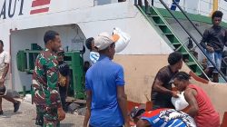 Babinsa Bantu Masyarakat Angkut Beras ke Kapal Tujuan Kampung Mapia