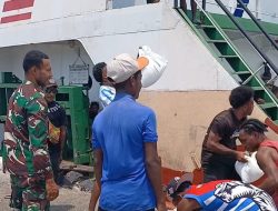 Babinsa Bantu Masyarakat Angkut Beras ke Kapal Tujuan Kampung Mapia
