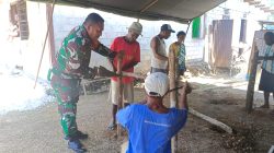 Babinsa Bantu Warga Siapkan Tenda Pernikahan dan Para-Para di Kampung Yobdi