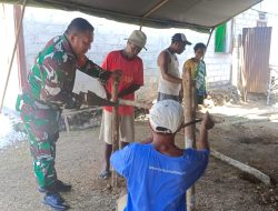 Babinsa Bantu Warga Siapkan Tenda Pernikahan dan Para-Para di Kampung Yobdi