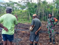 Babinsa dan Warga Kampung Kababur Gotong-Royong Bersihkan Lahan Kebun