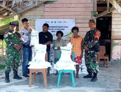 Babinsa Amankan Pendistribusian Raskin di Kampung Saukobye