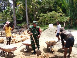 Babinsa Supiori Selatan Bantu Warga Bangun Rumah di Kampung Fanindi
