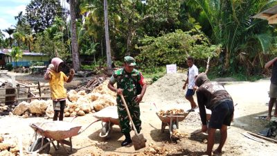 Babinsa Supiori Selatan Bantu Warga Bangun Rumah di Kampung Fanindi