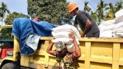 Babinsa Bantu Turunkan Bantuan Beras untuk Warga Kampung Korem