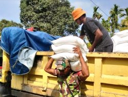 Babinsa Bantu Turunkan Bantuan Beras untuk Warga Kampung Korem