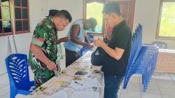 Babinsa Kawal Pembagian Beras Bulog untuk Warga Kampung Wadibu