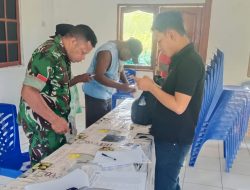 Babinsa Kawal Pembagian Beras Bulog untuk Warga Kampung Wadibu