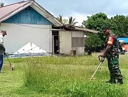 Babinsa Supiori Utara Bantu Bersihkan Halaman Rumah Warga