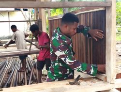 Babinsa Warsa Bantu Warga Pasang Dinding Rumah dari Pelepah Sagu